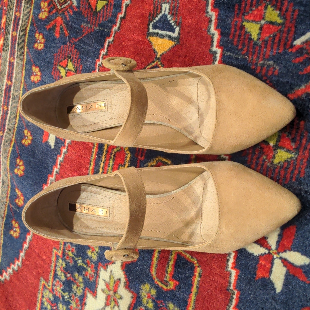 Tahari Avery heels Size 9.5, light brown suede